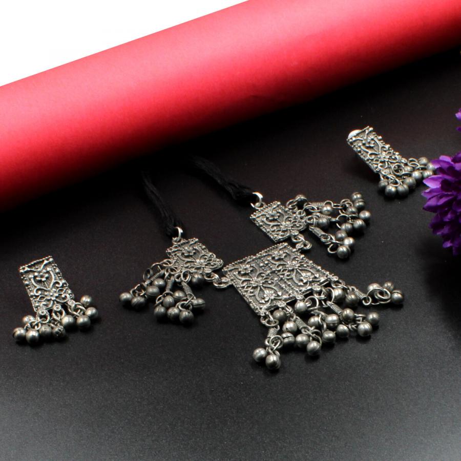 Stunning Black Metal  Short Necklace Set